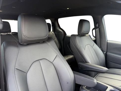New 2026 Chrysler Pacifica Select FWD image 28