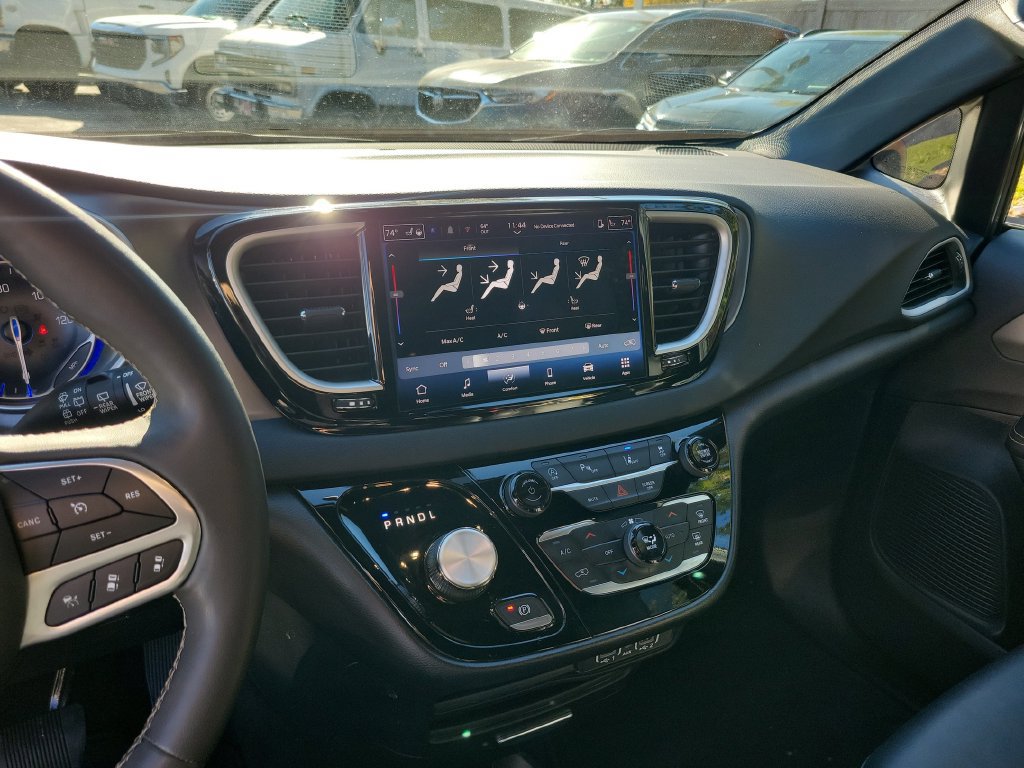 Used 2025 Chrysler Pacifica Select FWD image 31