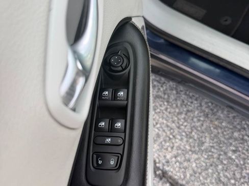 Used 2018 Jeep Compass Latitude w/ Popular Equipment Group AWD/4WD image 16