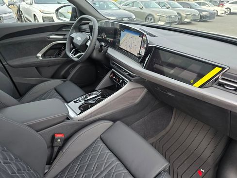 New 2025 Audi SQ5 Prestige image 13