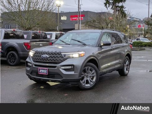 Certified 2022 Ford Explorer XLT w/ Equipment Group 202A image 1