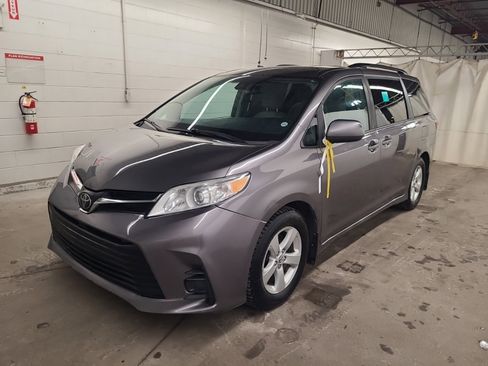 Used 2018 Toyota Sienna LE image 1