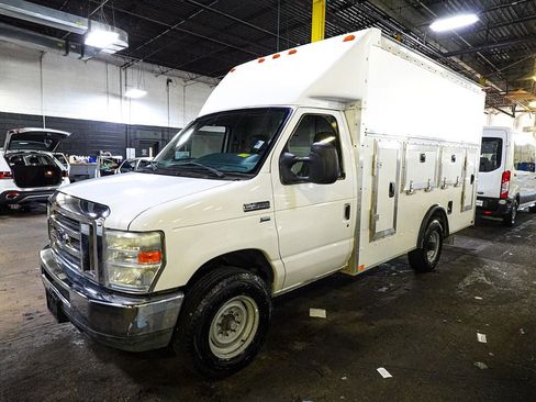 Used 2011 Ford E-350 and Econoline 350 Super Duty w/ PWR Locks & Windows Group RWD image 3