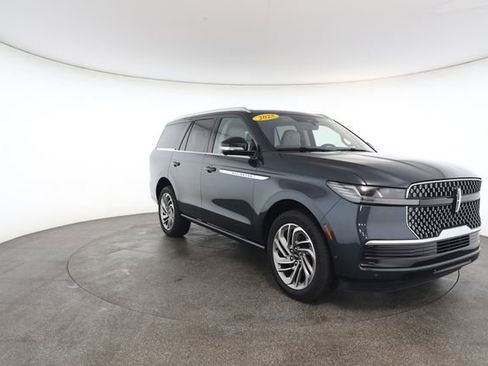 Used 2025 Lincoln Navigator Reserve image 27