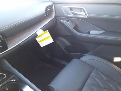 New 2025 Nissan Rogue Platinum w/ Tech Package image 25