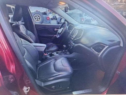 Used 2019 Jeep Cherokee Overland w/ Technology Group AWD/4WD image 11