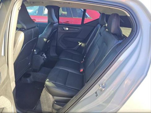 Used 2025 Volvo XC40 B5 Plus image 23