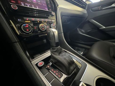 Certified 2022 Volkswagen Passat 2.0T SE image 19