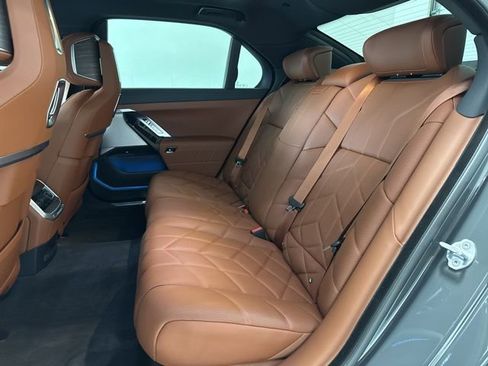 Used 2024 BMW i7 xDrive60 w/ Premium Package image 64