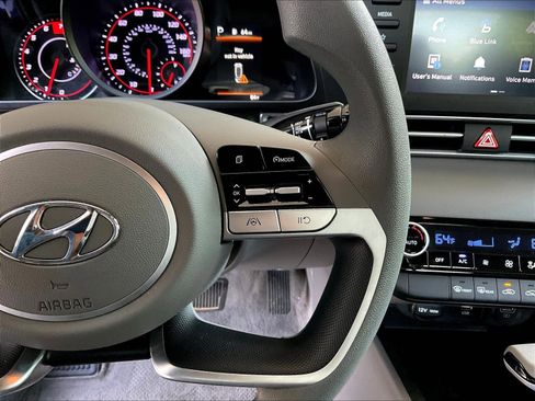 Used 2022 Hyundai Elantra SEL FWD image 11