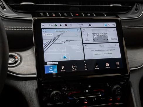 Used 2024 Jeep Grand Cherokee L Limited w/ Black Appearance Package image 17