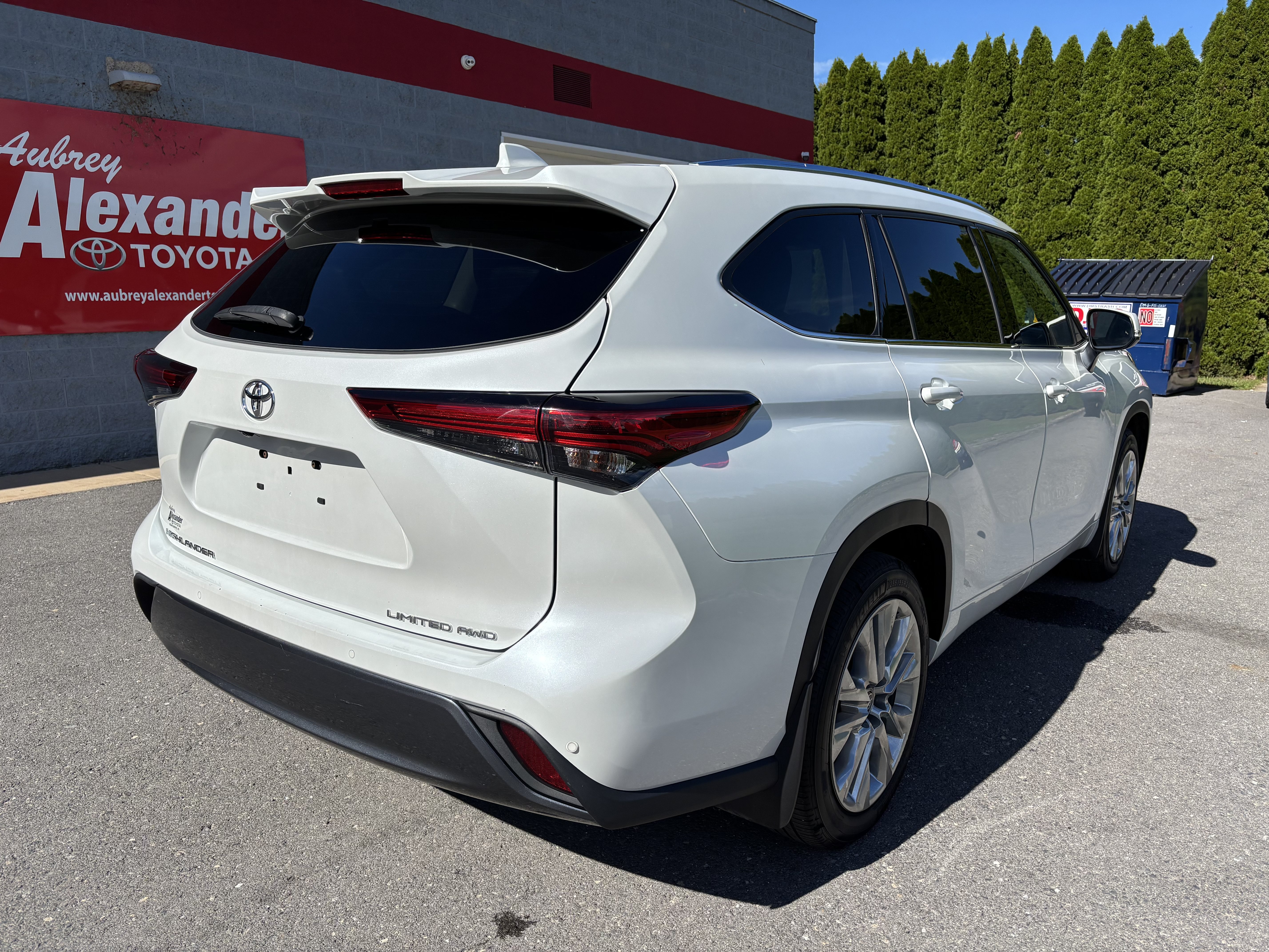 Used 2022 Toyota Highlander Limited AWD/4WD image 3