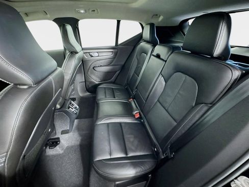 Used 2023 Volvo XC40 B4 Ultimate image 25