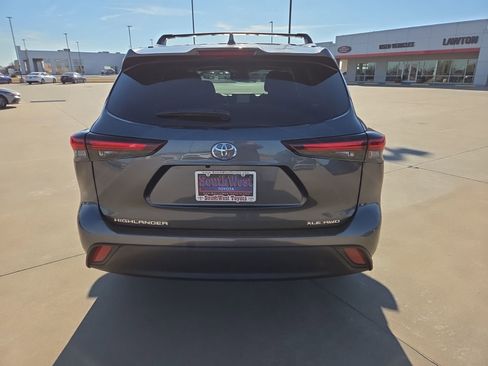Used 2024 Toyota Highlander XLE image 6