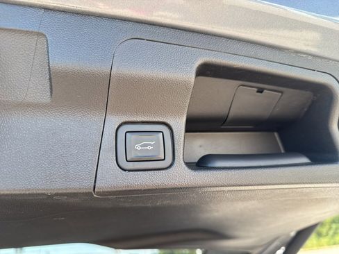 Used 2022 GMC Acadia SLE w/ Driver Convenience Package image 16