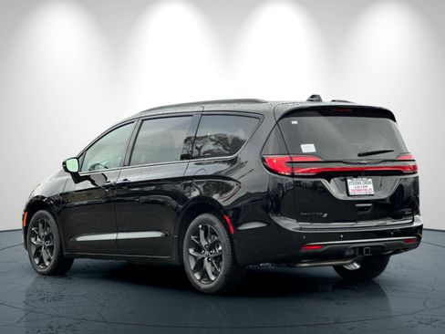 New 2026 Chrysler Pacifica Limited image 6