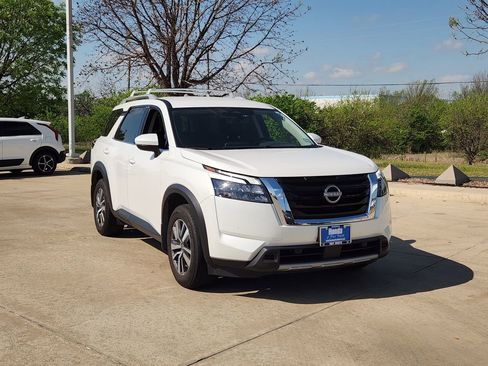 Used 2025 Nissan Pathfinder SL image 1
