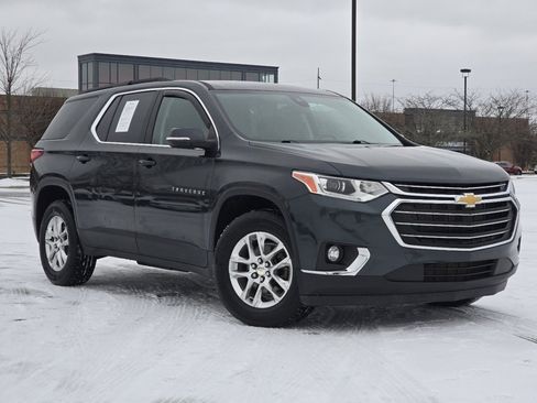 Used 2021 Chevrolet Traverse LT image 2