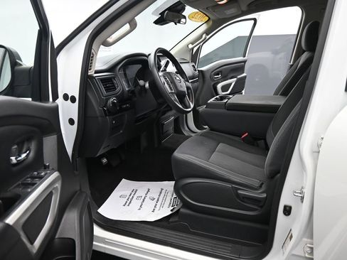 Used 2022 Nissan Titan SV image 17