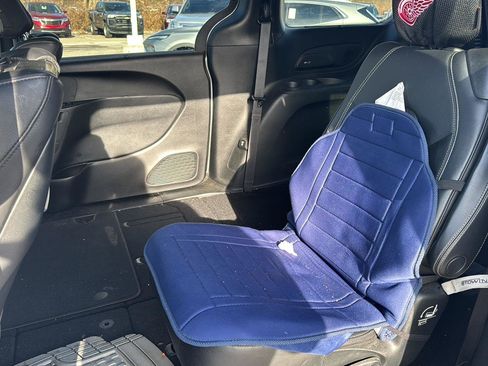 Used 2019 Chrysler Pacifica Touring-L Plus image 11