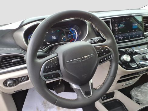 Used 2024 Chrysler Pacifica Limited FWD image 12