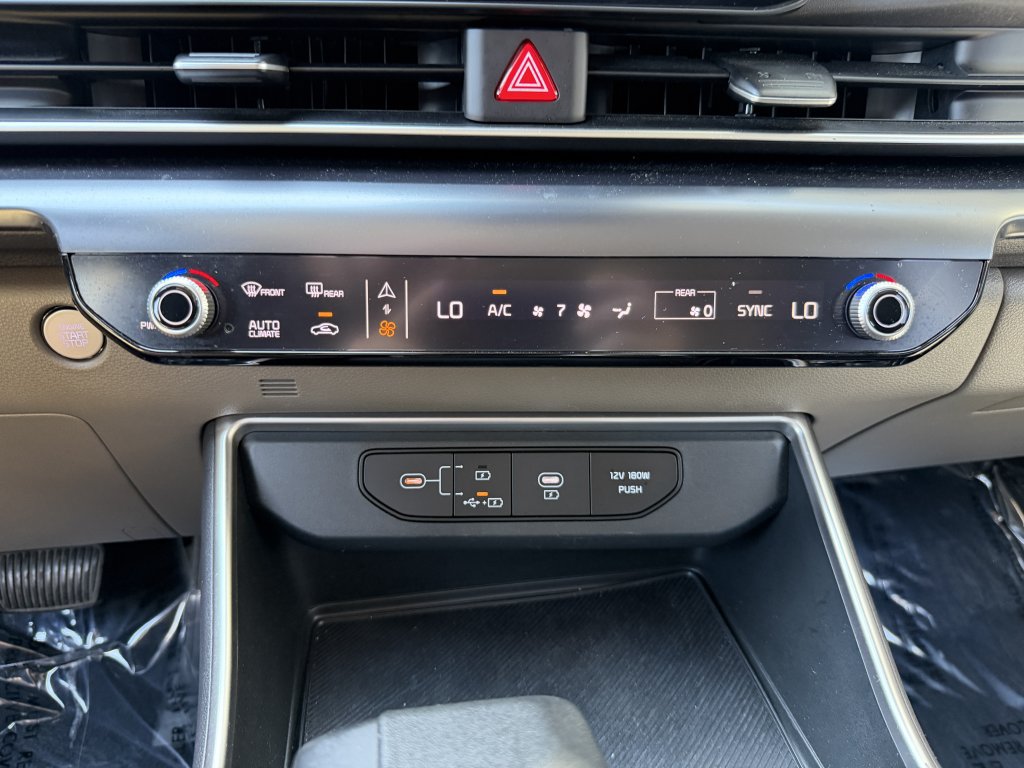 Used 2025 Kia Carnival LX FWD image 24