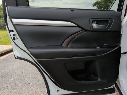 Used 2019 Toyota Highlander XLE AWD/4WD image 41