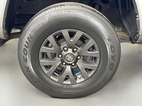 Used 2020 Toyota Tacoma SR5 w/ SR5 Appearance Package (SM) RWD image 32