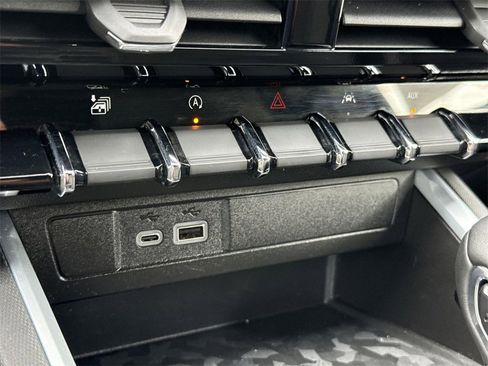 Used 2023 Chevrolet Colorado LT image 35