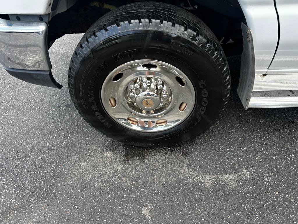 Used 2015 Ford E-350 and Econoline 350 Super Duty RWD image 2