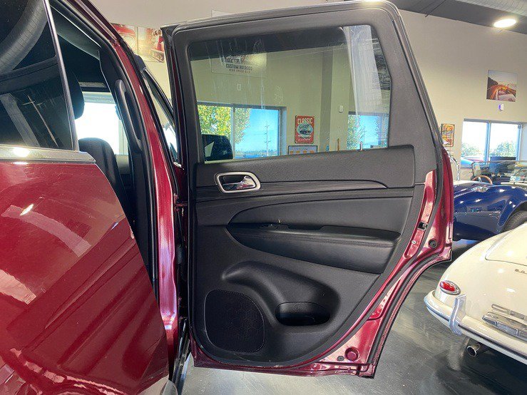 Used 2021 Jeep Grand Cherokee Laredo AWD/4WD image 21