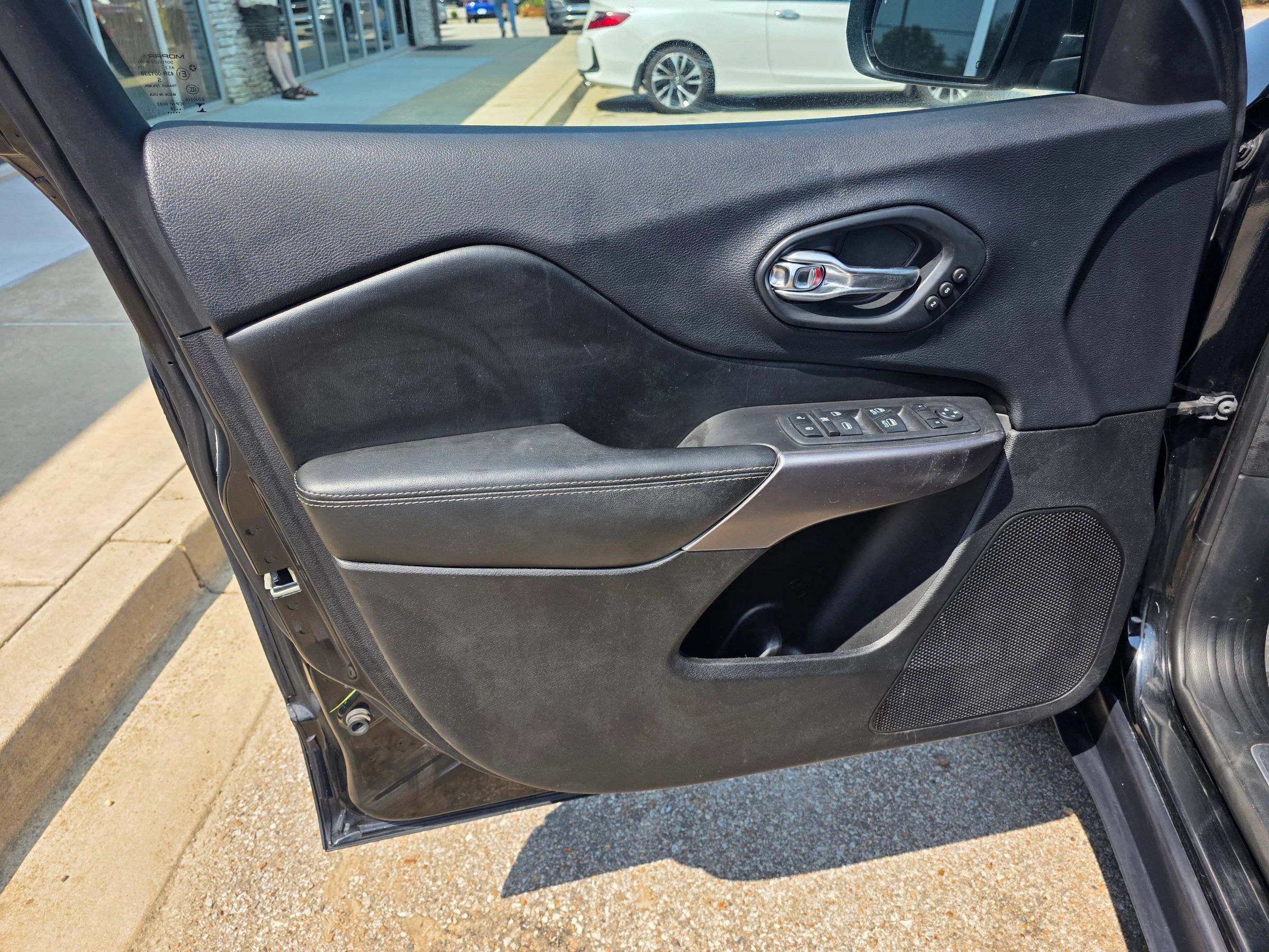 Used 2019 Jeep Cherokee Limited AWD/4WD image 12