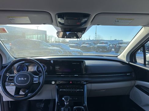 Used 2024 Kia Carnival EX image 27