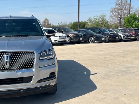 Used 2023 Lincoln Navigator Reserve image 3