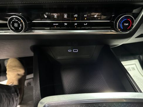 Used 2025 Chevrolet Equinox LT FWD image 31