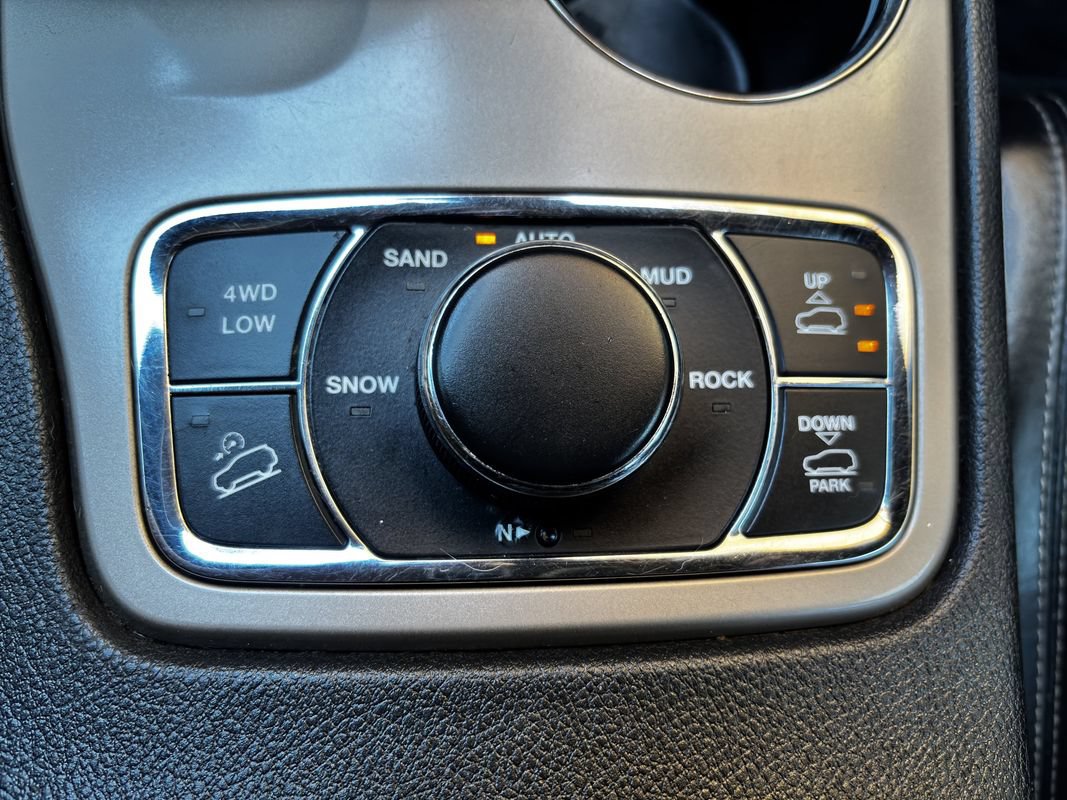Used 2015 Jeep Grand Cherokee Overland w/ Advanced Technology Group AWD/4WD image 21