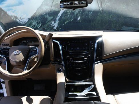 Used 2018 Cadillac Escalade Platinum AWD/4WD image 18
