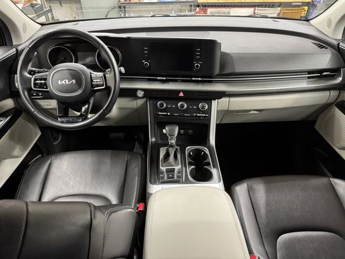 Used 2024 Kia Carnival LX image 17