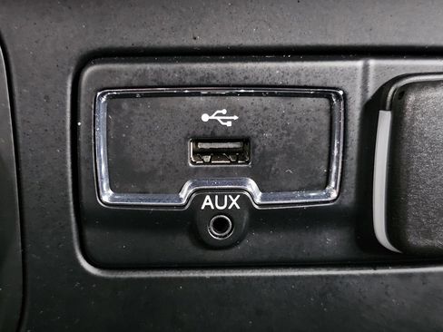 Used 2015 Jeep Renegade Latitude AWD/4WD image 21