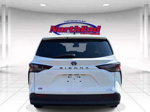 Used 2023 Toyota Sienna LE FWD image 6