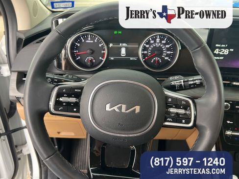 Used 2024 Kia Carnival EX image 11