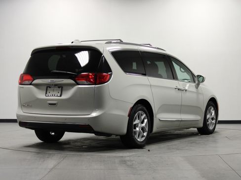 Used 2017 Chrysler Pacifica Touring-L Plus w/ Tire & Wheel Group image 4