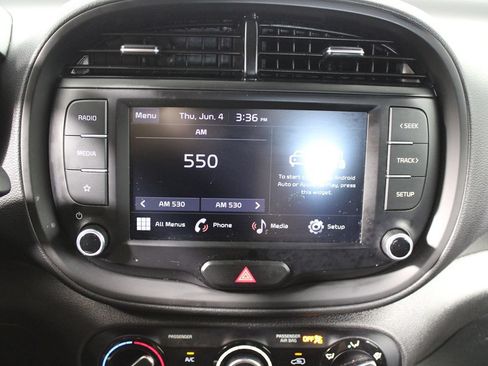 Used 2023 Kia Soul LX w/ LX Technology Package FWD image 17