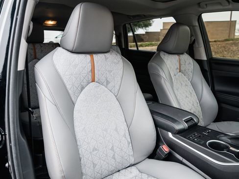 Certified 2023 Toyota Highlander Bronze Edition image 44