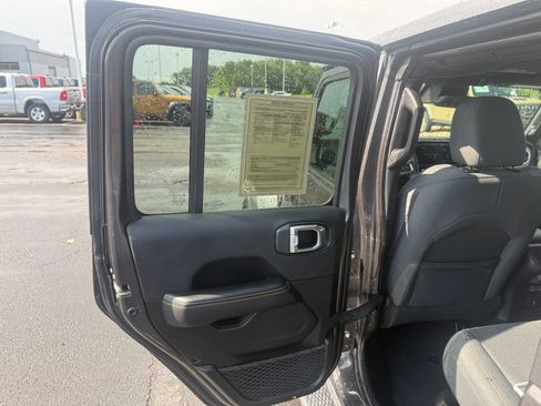 Used 2025 Jeep Wrangler Unlimited Sahara AWD/4WD image 35