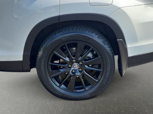Used 2019 Toyota Highlander SE w/ Nightshade Edition AWD/4WD image 37