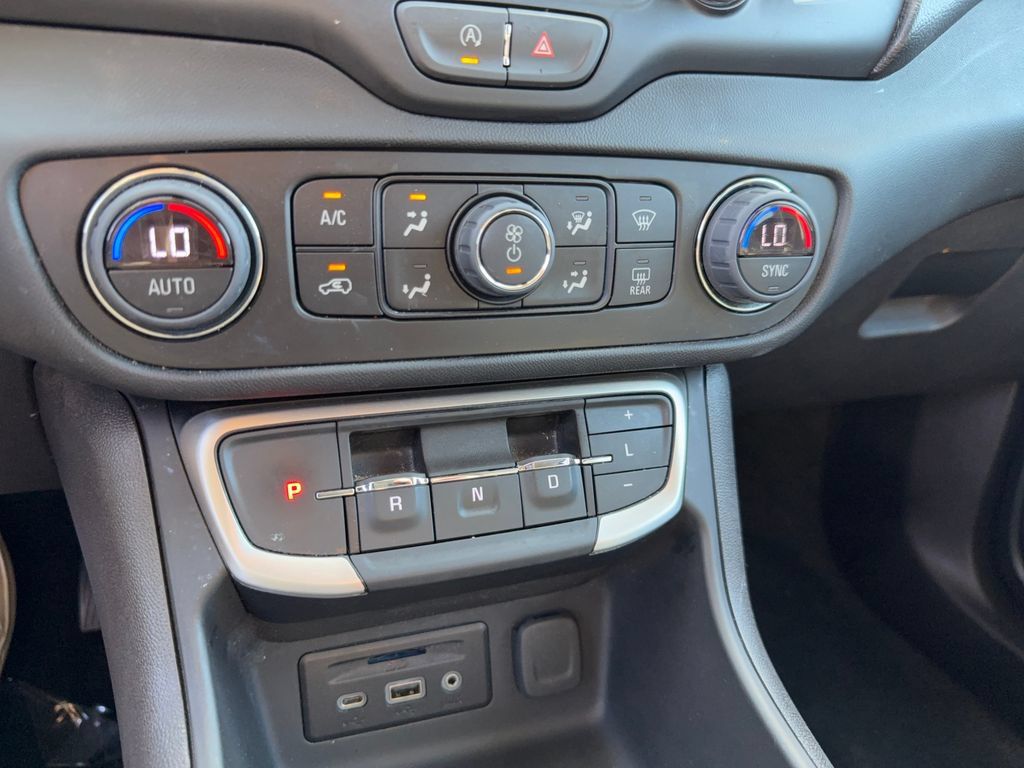 Used 2024 GMC Terrain SLT AWD/4WD image 19