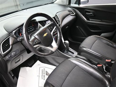 Used 2022 Chevrolet Trax LT w/ Midnight Edition image 18