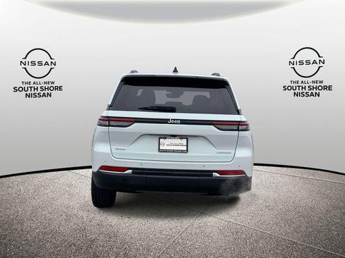 Used 2023 Jeep Grand Cherokee Laredo image 7