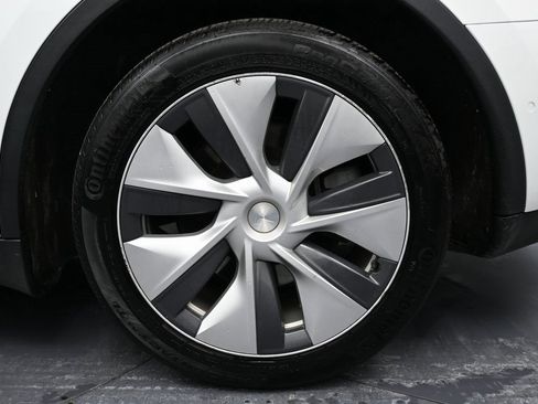 Used 2022 Tesla Model Y Long Range image 11